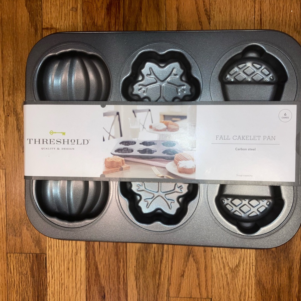 Threshold Fall Cakelet Pan - Pumpkins, Acorns, Leaves NWT